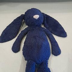 Knuffelbeest Blauw konijn, zoals gemeld door Van der Valk Hotel Schiphol met iLost