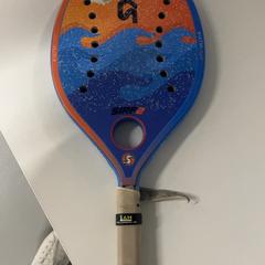 Tenisová raketa, ako bolo nahlásené Silver Sands Beach pomocou iLost