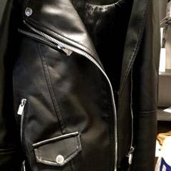 Fleece jack Zwart, jak nahlášeno Van der Valk Hotel Tiel pomocí iLost