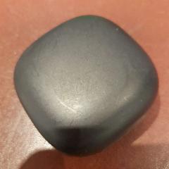 Custodia per airpods noir, come riportato da TCL utilizzando iLost