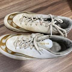 Tornacipő BLANCHE/BEIGE, amint azt CARS HANGARD az iLost segítségével jelentette.