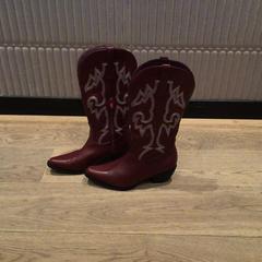 Bota Bordeaux rood, jak nahlášeno Van der Valk Hotel Amsterdam Zuidas pomocí iLost