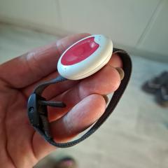 Tunstall myAmie persoonlijk alarm, jak bylo nahlášeno na iLost
