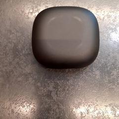 Draadloze oortjes in houder, zoals gemeld door Rotterdam The Hague Airport met iLost