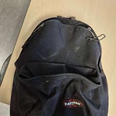Bag Zwart EASTPAK, som rapportert av Connexxion Zeeland ved bruk av iLost