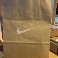 Papieren zak paper bag nike, zoals gemeld door Designer Outlet Roermond met iLost