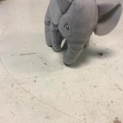 Plüss Olifant, amint azt Artis az iLost segítségével jelentette.