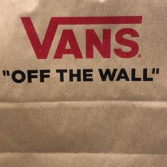 Purchase vans, a été signalé par Designer Outlet Roermond utilisant iLost