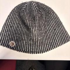 Beanie gestreept grijs-zwart, som rapportert av TheaterHangaar ved bruk av iLost