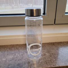 병 Transparant met witte letters, iLost를 사용하여 Breda University of Applied Sciences Mgr. Hopmansstraat에 보고됨