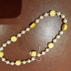 Polsera blanc et jaune, segons ha informat TCL mitjançant iLost