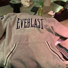 Hoodie, como reportado por Club Nyx/Exit Café utilizando o iLost