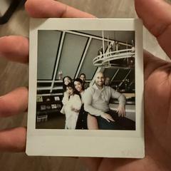 Polaroid familie foto, amint azt az iLostnak jelentették.