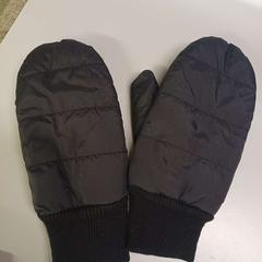 Kesztyű zwart, amint azt Heidelberglaan 7 az iLost segítségével jelentette.