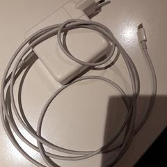 Adapter & Macbook -laddare, rapporterat av Campus Den Haag med iLost