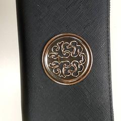 Pénztárca - Mzee Ali, amint azt Centraal magazijn az iLost segítségével jelentette.