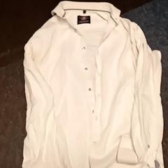 Camisas, como reportado por Mövenpick Hotel Amsterdam City Centre utilizando o iLost