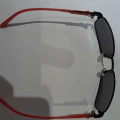 Lunettes de soleil noire et rouge, a été signalé par TCL utilisant iLost