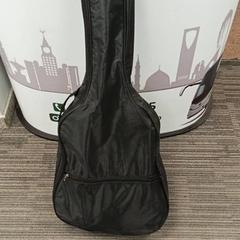 جيتار أسود، كما تم الإبلاغ عنه بواسطة محطة الرياض (الرياض) عبر iLost