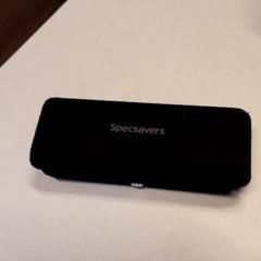 Brilleetui med briller, som rapportert av Qbuzz ZHN ved bruk av iLost