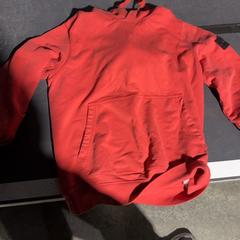 Hoodie Red, iLost를 사용하여 KABUL à GoGo / Teatro에 보고됨