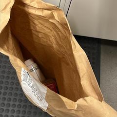 Taška med skruer og woodwork filler, jak nahlášeno IKEA Slependen pomocí iLost