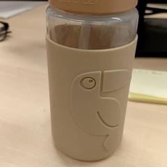 Láhev Gourde plastique avec un pelican, jak nahlášeno IKEA Bayonne Ametzondo pomocí iLost