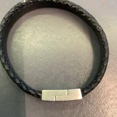 Karkötő zwart, amint azt Eindhoven Airport az iLost segítségével jelentette.