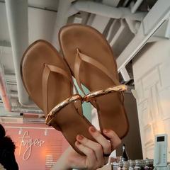 Zapatillas, ha sido reportado por The Tire Station Hotel con iLost