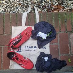 Laren Berg tote bag with red sports shoes, as reported to iLost