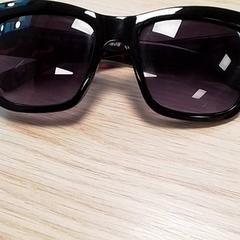 Sonnenbrille Zwart, gemeldet von Qbuzz Fryslân über iLost
