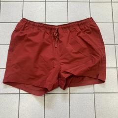 Pantalones cortos Red, ha sido reportado por Ramada by Wyndham Amsterdam Airport Schiphol con iLost