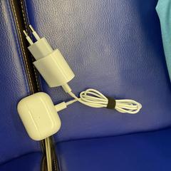 Airpods pro + apple oplader, come riportato a iLost