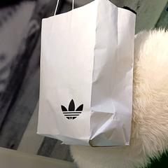 Sac papier adidas, como reportado por IKEA Nantes utilizando o iLost