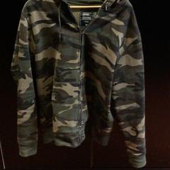 Hoodie Leger print, gemeldet von TivoliVredenburg über iLost