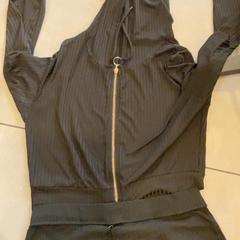 Vetements Noir pantalon et longue manches, segundo informou MEININGER Hotel Marseille Centre la Joliette usando iLost