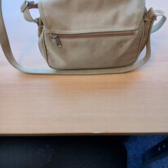 Handtas beige, ha sido reportado por UVO Vervoer con iLost