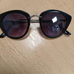 Okulary słoneczne black, zgłoszono przez Sheraton Brussels Airport Hotel przy użyciu iLost