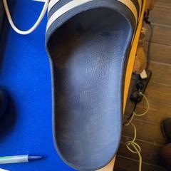 Koupelnové pantofle Blauw adidas, 1 badslipper, jak nahlášeno Into The Great Wide Open pomocí iLost