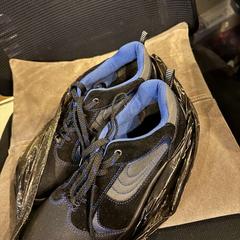 Shoe black and blue, as reported by Hotel V Frederiksplein using iLost