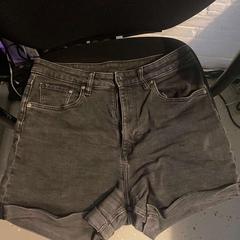 Shorts BLACK, a été signalé par Room Mate Bruno utilisant iLost