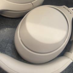 Fejhallgató, amint azt Rotterdam The Hague Airport az iLost segítségével jelentette.