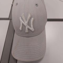 Gorra Grijs, ha sido reportado por Vrije Universiteit Amsterdam con iLost