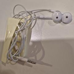 Oortjes met draad Wit، كما تم الإبلاغ عنه بواسطة NHL Stenden hogeschool Leeuwarden عبر iLost