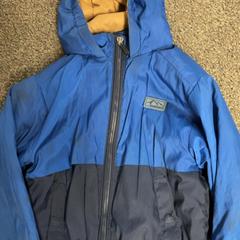 Chaqueta blauw, zwart, ha sido reportado por Burgers' Zoo con iLost