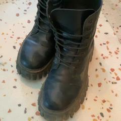 Cipő & Ing, amint azt MEININGER Hotel Köln West az iLost segítségével jelentette.