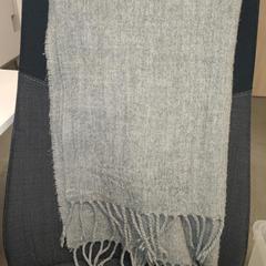 Écharpe gris clair, ako bolo nahlásené IKEA Mons pomocou iLost