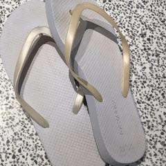 Sandal Ringe, rapporterat av MEININGER Hotel Berlin "Mitte" Humboldthaus med iLost