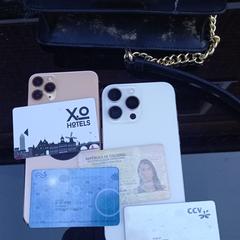 Zwarte armani tas met 2 iphones، كما تم الإبلاغ عنه عبر iLost