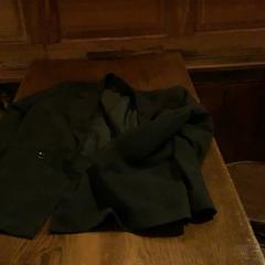 Chaqueta Zwart colbert, ha sido reportado por Café Leentje con iLost